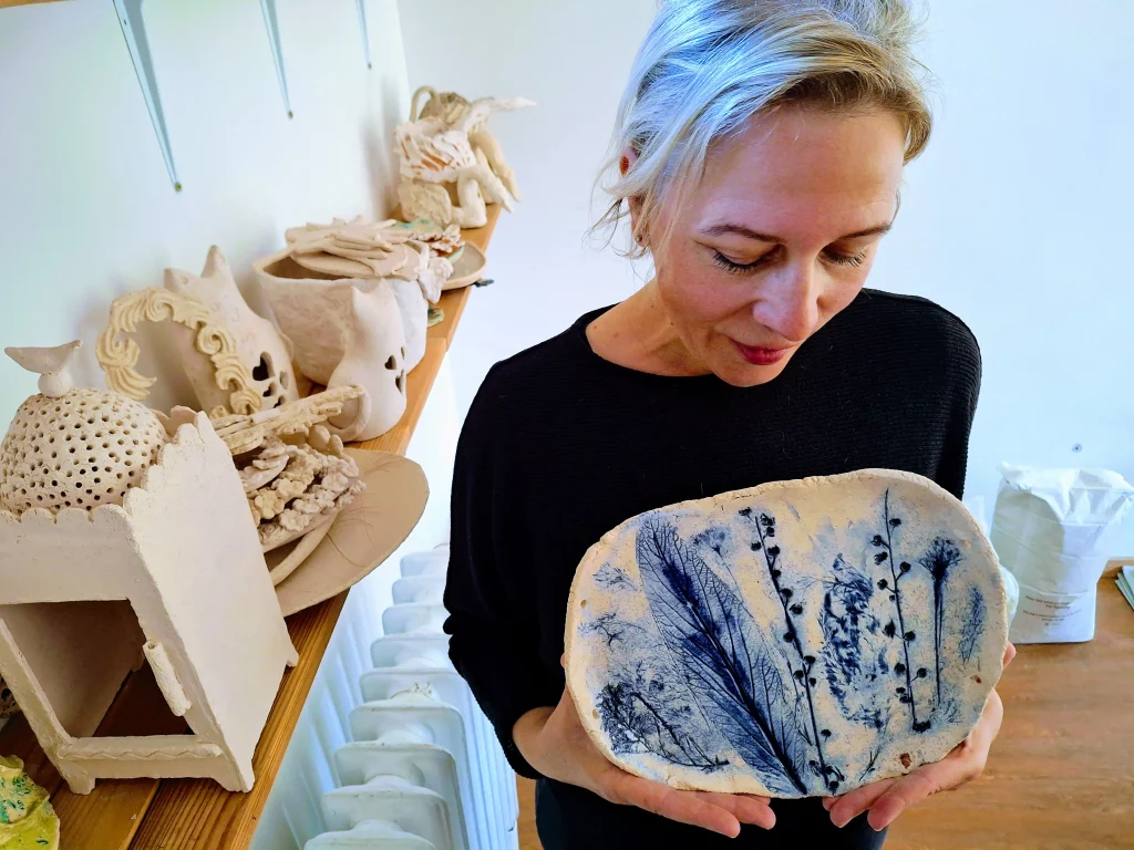 Varga Beatrix kerámia tálat tart a kezében